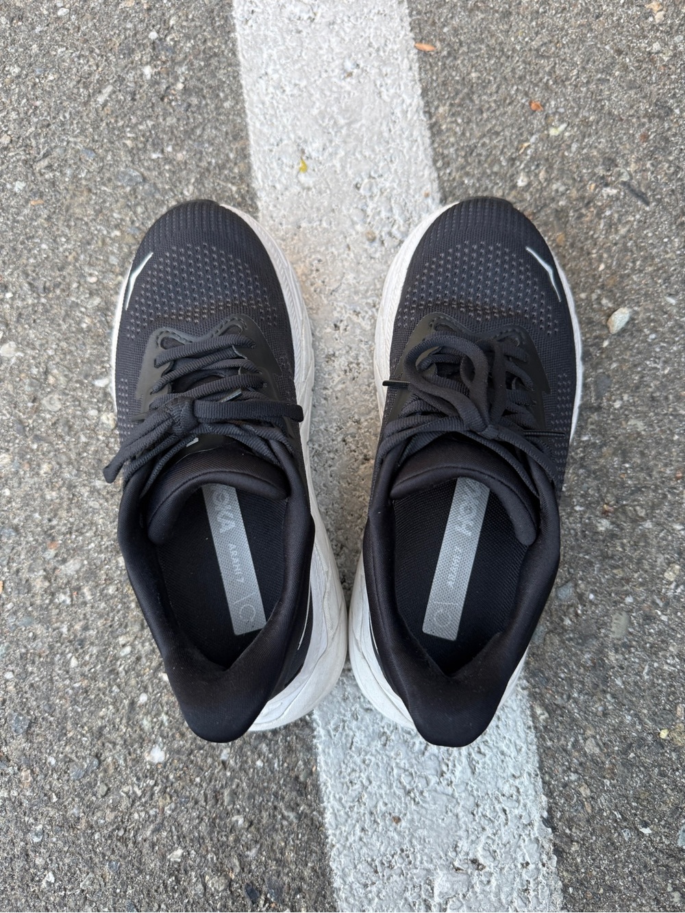 Hoka Arahi 7 Running Shoe - Black/White - Picture 11 of 14